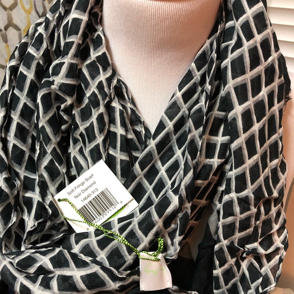 Vera Bradley NWT scarf. B/W.